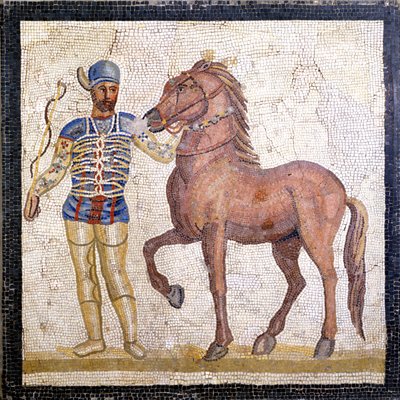 Representación de las cuatro facciones del circo romano: los azules (factio veneta). Las facciones eran clubes que participaban en competiciones circenses en el Alto Imperio (siglo I d.C.) y se caracterizaban por un color. Mosaico, Roma, Museo Nacional Rom de Roman