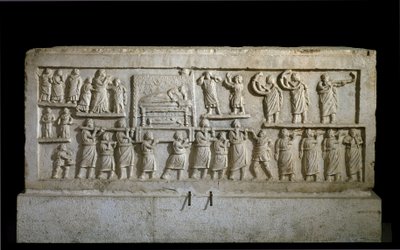 Arte romano (Sabinos): bajo relieve del sarcófago de Amiternum que representa un cortejo fúnebre. Siglo I. L