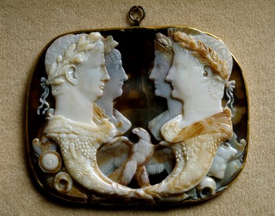 Arte romano: camafeo de ónix (Gemma Claudia) con representaciones de parejas imperiales Claudio y su esposa Agripina la Joven, y Cayo Julio César llamado Germánico de Roman