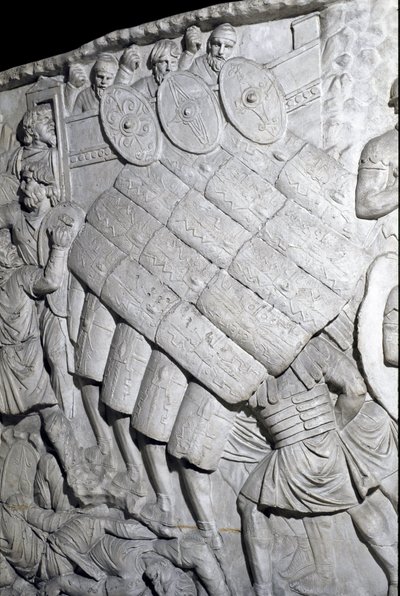 Arte romano: asalto de los romanos durante la primera guerra. Molde de 1862 reproduciendo los bajorrelieves de la columna de Trajano en Roma construida durante el reinado del emperador Trajano (53-117) de Roman