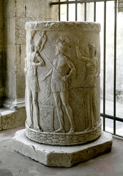 Arte romano: base de columna de mármol con relieve bajo que representa una escena de sacrificio. 40-30 a.C. Civita Castellana, Catedral de Roman