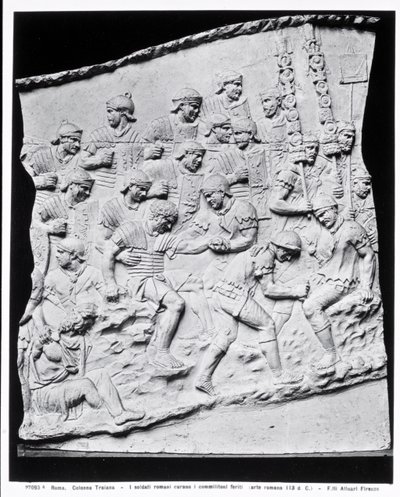 Soldados romanos tratando a los heridos, un molde tomado de la Columna de Trajano, 113 d.C. de Roman