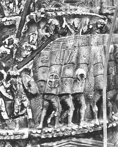 Soldados romanos usando el método testudo durante un ataque, (detalle) de la columna de Marco Aurelio, 180-196 d.C. de Roman