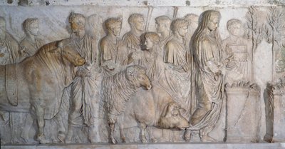 Arte antiguo romano: sacrificio al dios Marte: suovetaurilia (suovetaurilia) alrededor del 15-16 d.C. Escultura de mármol, Alto Imperio Romano (27 a.C.-235 d.C.), del sitio de Campo de Marte (en Roma). París, Museo del Louvre de Roman