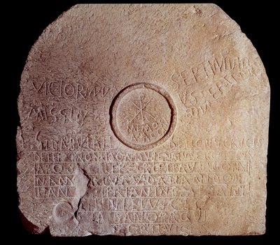 Antigüedad romana: mesa votiva de piedra (mensa) grabada con una inscripción de dos mártires africanos. El Crismón, el símbolo cristiano, está representado. 300-350 d.C. De Kherbet-oum-el-Ahdam, Argelia. de Roman