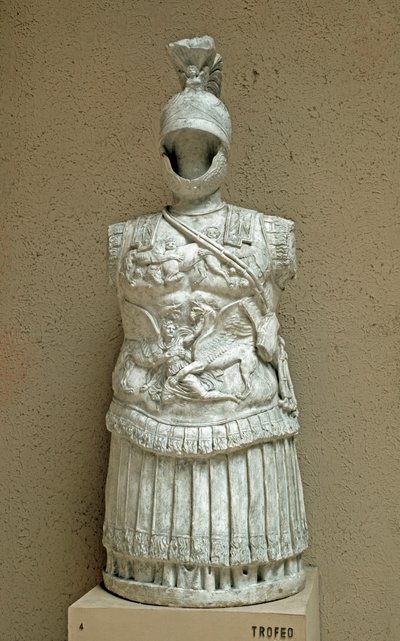 Arte romano: Trofeo de armas en forma de armadura de desfile de soldado romano del siglo I a.C. Roma, museo de la civilización romana de Roman