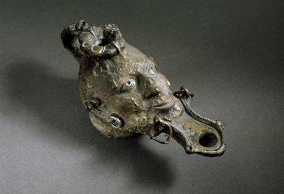 Lámpara de aceite romana en forma de cara. Siglo I o II d.C. España Museo de Ampurias (Empurias) de Roman