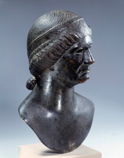 Arte romano: cabeza de mujer en bronce. Principios del siglo I d.C. París, Museo del Louvre de Roman