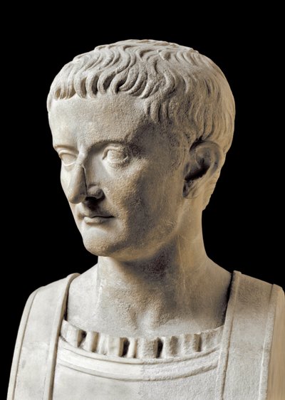 Arte romano: busto de mármol de Tiberio de Roman