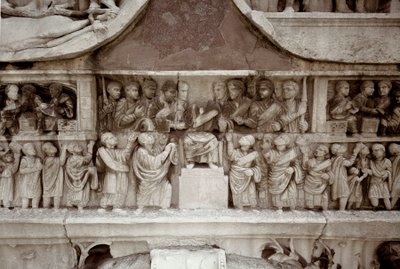 Arte romano: bajo relieve de mármol que representa la distribución de subsidios al pueblo en el foro de César. 312-315 d.C. Arco de Constantino, Roma - Arte Romano. El emperador distribuyendo dinero entre el pueblo (largitio). Relieve, 312-315 d.C. Arco de de Roman