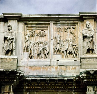 Arte romano: bajo relieve de mármol representando la distribución de subsidios al pueblo y la rendición de un líder bárbaro de Roman