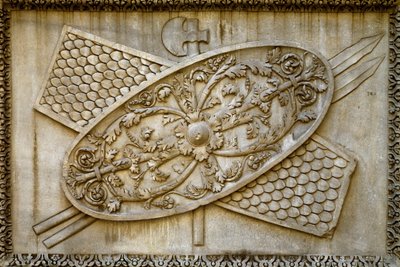 Arte romano: bajo relieve decora un escudo y armas del Templo del Divino Adriano de Roman