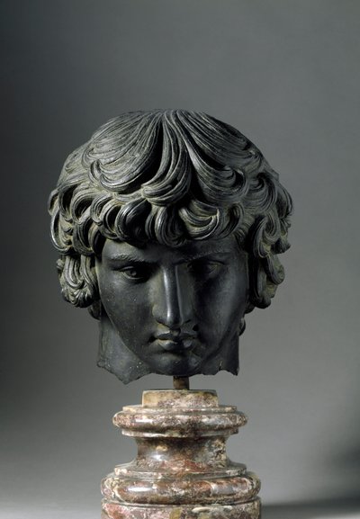 Arte romano: representación de Antínoo (ca. 110-130), joven amante del emperador Adriano. Escultura de bronce. Florencia, Museo Arqueológico de Roman