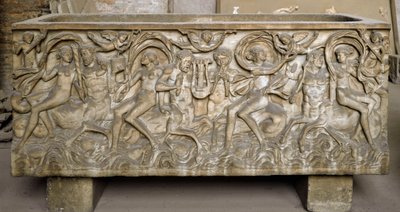 Arte romano: sarcófago decorado con bajorrelieves que representan un cortejo de ménades, centauros bailando y tocando música de Roman