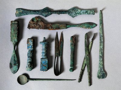 Arte romano: conjunto de instrumentos quirúrgicos de la Casa del Cirujano en Pompeya. Siglo I a.C. Nápoles, Museo Arqueológico Nacional de Roman