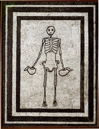 Arte romano: esqueleto portando un askos. Mosaico de la región del Vesubio. 1er siglo a.C. Museo Arqueológico Nacional, Nápoles de Roman