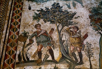Arte romano: dos cazadores de aves bajo un árbol. (detalle) Mosaico de "La pequeña partida de caza" 315-350 d.C. Piazza Armerina, Villa Romana del Casale de Roman