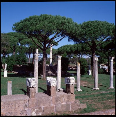 Arte romano: vista de las ruinas del Templo de Ceres, sitio arqueológico de Ostia de Roman