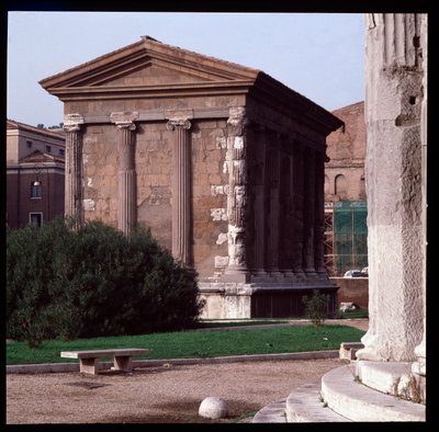 Arte romano: vista de las ruinas del Templo de Portunus (templo de la fortuna viril), sitio arqueológico del Foro Boario, 70-80 d.C., Roma, Italia de Roman
