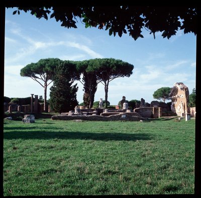 Arte romano: vista de las ruinas del Templo de Roma y Augusto, sitio arqueológico de Ostia de Roman