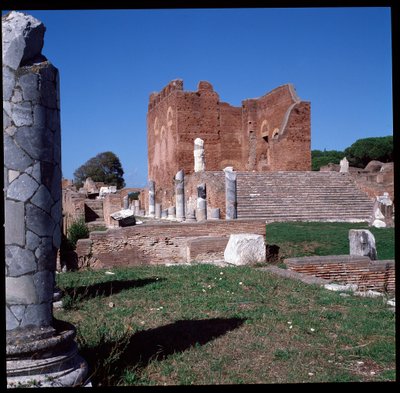 Arte romano: vista de las ruinas del capitolio, sitio arqueológico de Ostia de Roman