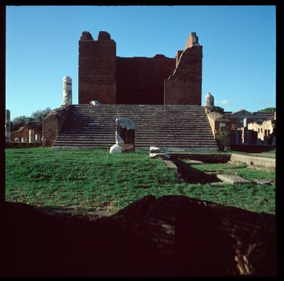 Arte romano: vista de las ruinas del capitolio, sitio arqueológico de Ostia de Roman