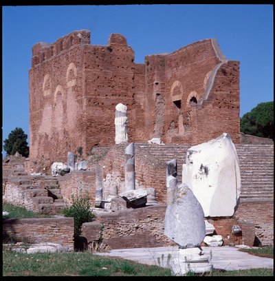 Arte romano: vista de las ruinas del capitolio, sitio arqueológico de Ostia de Roman