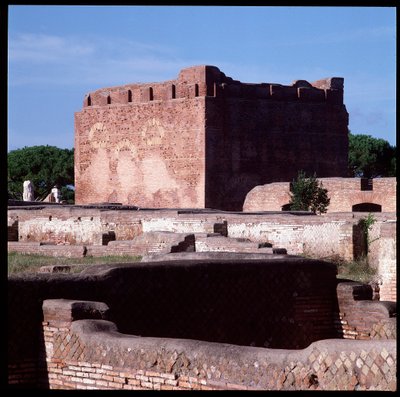 Arte romano: vista de las ruinas del capitolio, sitio arqueológico de Ostia de Roman