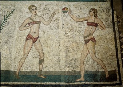 Arte romano: mujeres jóvenes jugando a la pelota. Jóvenes romanos realizando ejercicios físicos. Llevan un taparrabos alrededor de los riñones y un strophium de Roman