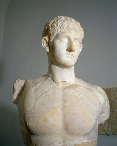 Civilización romana, estatua de mármol de Druso III, hijo de Germánico y Agripina la Mayor de Roselle, Augusteum, región de Toscana, Italia de Roman