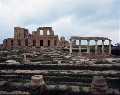 Teatro romano y casa con peristilo, siglo II-III de Roman