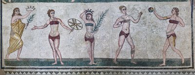 Habitación de las chicas que representan a los atletas que participan en una competición de atletismo llevando un bañador de dos piezas (mosaico) de Roman