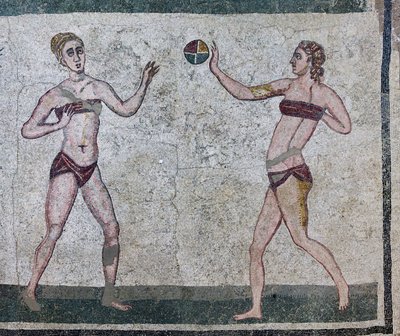 Habitación de las chicas que representan a los atletas que participan en una competición de atletismo llevando un bañador de dos piezas (mosaico) de Roman