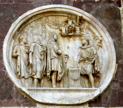 Rondel que representa un sacrificio a Hércules, del Arco de Constantino de Roman