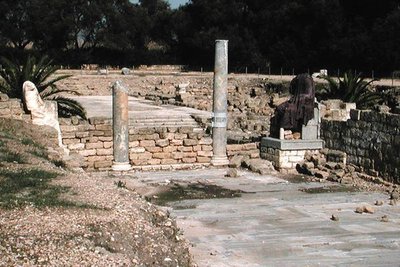 Ruinas de una calle con dos estatuas de Roman