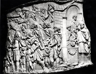 Escena sacrificial, un molde tomado de la Columna de Trajano, 113 d.C. de Roman