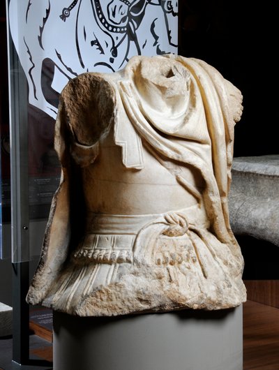 Torso esculpido de un jinete, se cree que es una copia de una estatua original de bronce de Alejandro Magno, c.75-25 a.C. de Roman