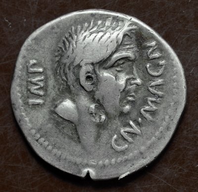 Moneda de plata con la efigie de Pompeyo el Grande de Roman