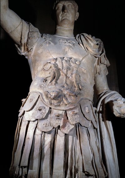 Estatua del emperador romano Trajano (Marcus Ulpius Traianus o Traiano) (53-117 d.C.) de pie, acorazado. Detalle de la armadura que representa al emperador Domiciano (Domiziano o Domitianus) (51-96). Alrededor de 108 d.C. París, Museo del Louvre de Roman