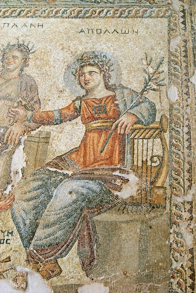 El mosaico de Apolo y Marsias (detalle de Plinio y Apolo) de Roman