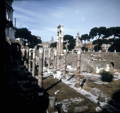 El Foro de César comenzó en -54 a.C. y terminó bajo el emperador Augusto (Octavio) (63 a.C. - 14). Roma. de Roman