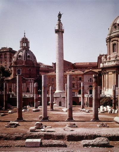 El foro de Trajano y la columna de Trajano en Roma construidos durante el reinado del emperador Trajano (53-117). La columna de Trajano conmemora las campañas victoriosas del emperador en Dacia de Roman