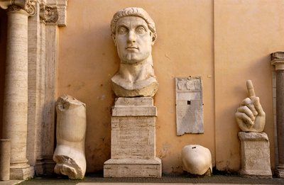 El patio del Palacio de los Conservadores en los Museos Capitolinos: fragmentos de la estatua colosal de Constantino (mármol) de Roman