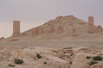 Tumbas en torre incluyendo la tumba en torre de Iamliku construida en el 83 d.C., el Valle de las Tumbas de Roman
