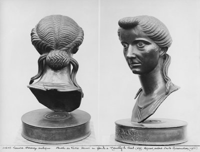 Dos vistas de un busto de Livia (58 a.C.-29 d.C.) (bronce) (foto en blanco y negro) de Roman