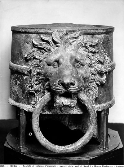Parte superior de un poste de amarre encontrado durante la excavación de los barcos romanos en el lago Nemi de Roman
