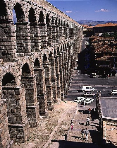Vista junto al acueducto romano, construido en el siglo I d.C. de Roman