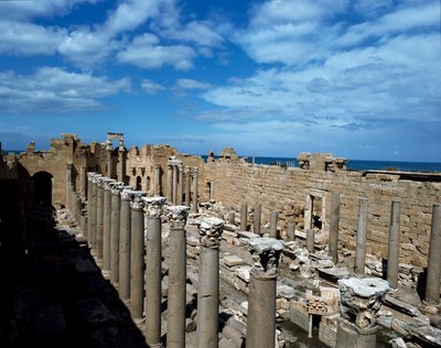 Vista de la Basílica, construida como un tribunal de justicia, siglo III de Roman