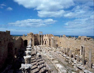 Vista de la Basílica, construida como un tribunal de justicia, siglo III de Roman