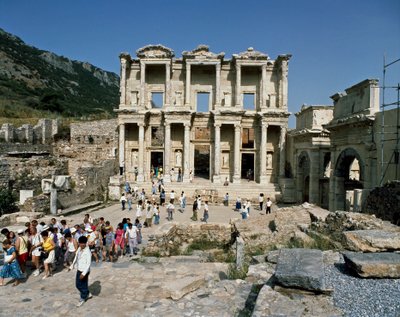 Vista de la biblioteca de Celso, construida en 117 (detalle) de Roman